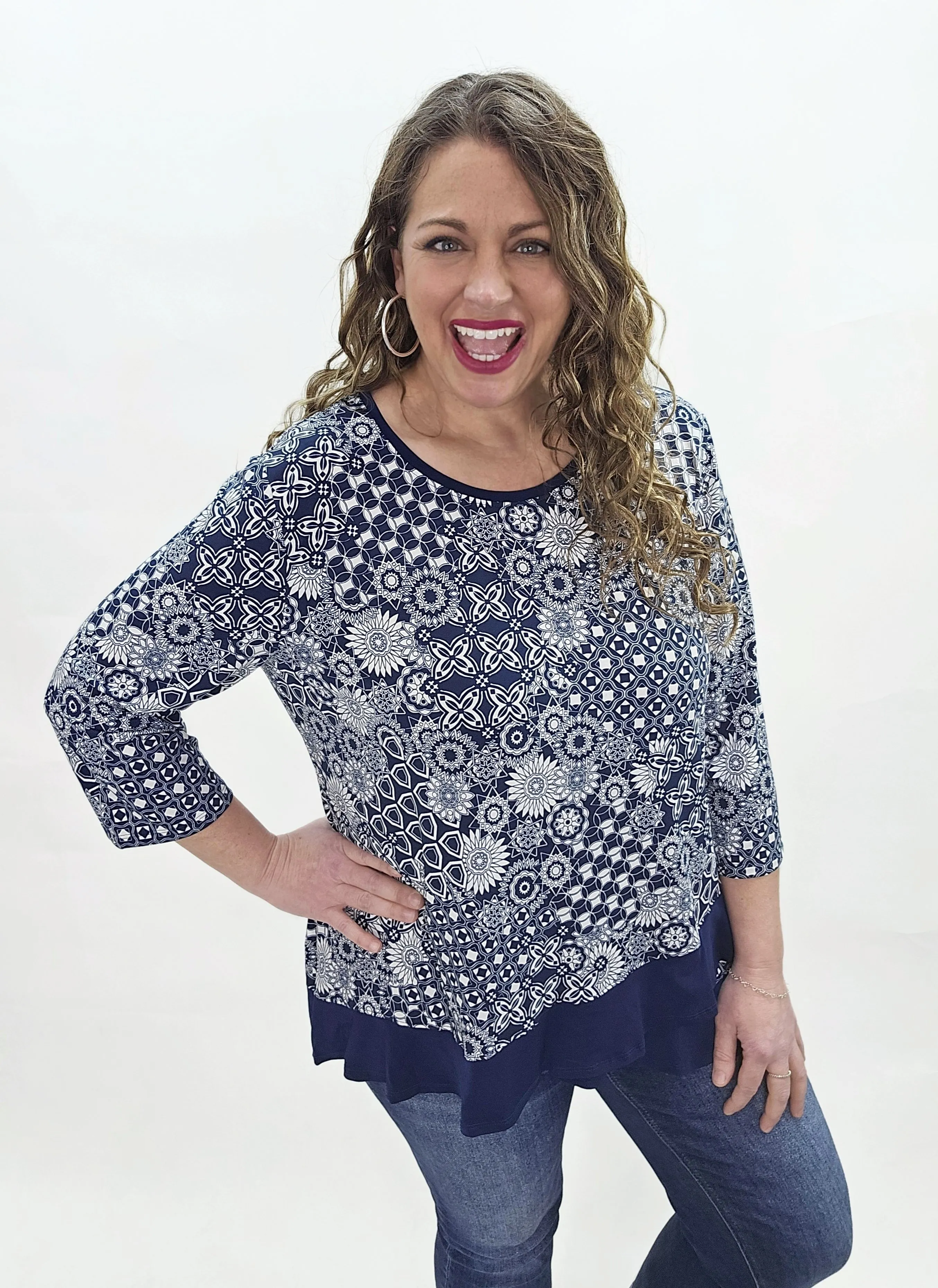 NAVY/WHITE ASYMETRICAL HEM PRINTED TOP