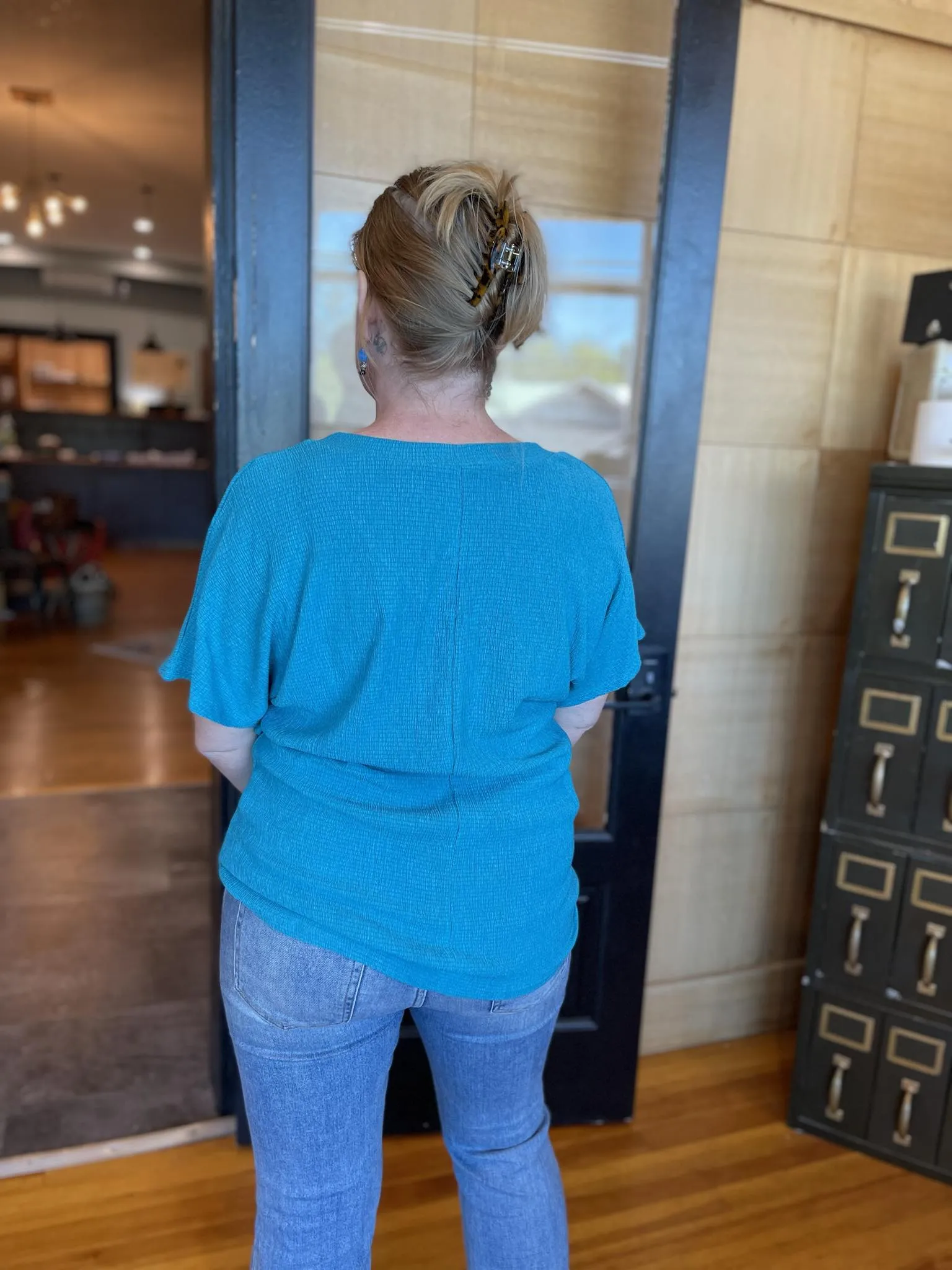 TURQUOISE CREPE TEXTURED V-NECK BLOUSE